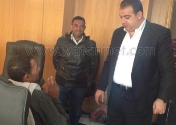 محافظ الفيوم يمنح كشك ومساعدات مادية لأسرة بسيطة