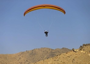 عجوز يحتفل بعيد ميلاده المائة بقفزة بالمظلة