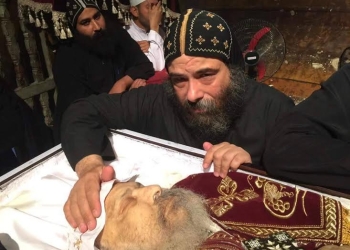 نظرة الوداع لأبونا فانوس .. قديس العصر