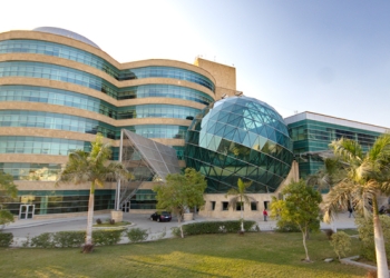 وفد من جامعة سوهاج يزور مستشفي 57357 