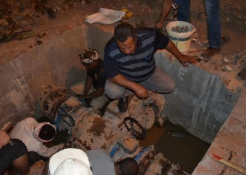 تغيير محابس غرفة ربط مياه اسنا عقب انقطاعها 