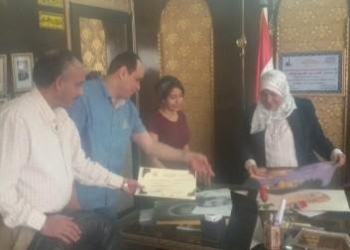 تكريم الطالبة الحاصلة على المركز الثانى عالميا في الرسم