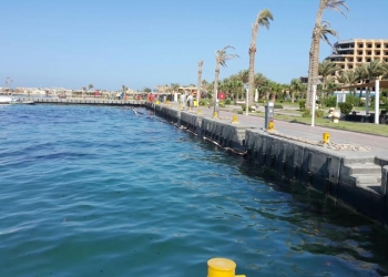  استمرار اعمال تنظيف الشواطئ المتضررة من التلوث الزيتى بالغردقة