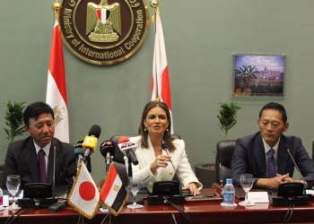 سحر نصر توقع منحة مع السفير اليابانى 