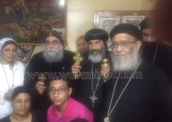أسرة الشهيد القس رافائيل تتلقي العزاء من مطران بورسعيد