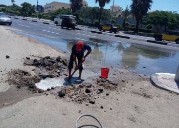 رئيس حي وسط يتابع أصلاح شبكات المياة بطريق المطار