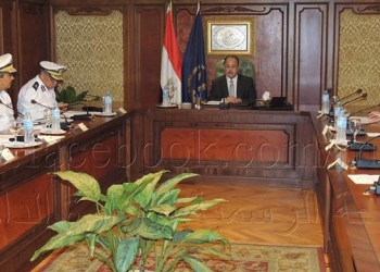 وزير الداخلية يبحث عن حلول لمواجهة حوادث الطرق