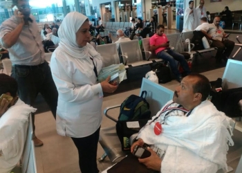  توزي قطع كتيب إرشادات طبية على الحجاج بالمطار