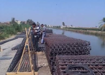وزارة الري تجري عملية الحائط الساند علي بحر يوسف 