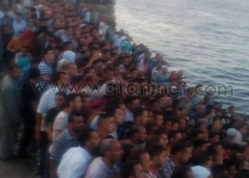 تجمهر أهالي ضحايا مركب الموت المفقودين بشاطئ رشيد