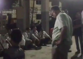 تجمهر أهالي ضحايا مركب الموت بمستشفي رشيد  