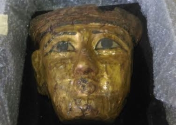 المتحف المصري يتسلم قناع ذهبي يرجع للعصور القديمة