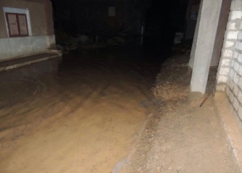 بالصور : مدير أمن سوهاج يتفقد المناطق المحاصرة بالسيول في أخميم وساقلتة