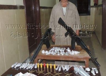 ضبط شخص يتاجر في المواد المخدرة والأسلحة النارية بالمنوفية