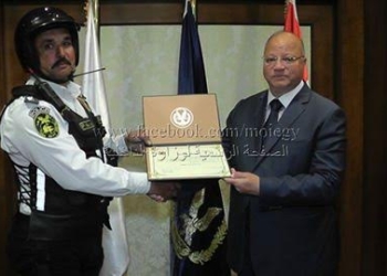 مدير أمن القاهرة يكرم أحد ضباط المرور 