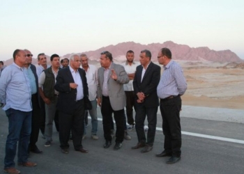وزير النقل يتابع أعمال مواجهة آثار السيول على طرق البحر الأحمر والصعيد