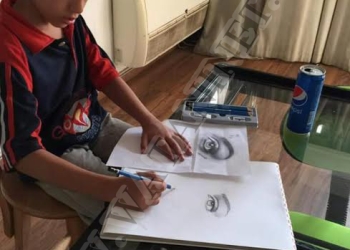 الرسم ينقل “معاذ” من بيع المناديل إلى طريق النجومية