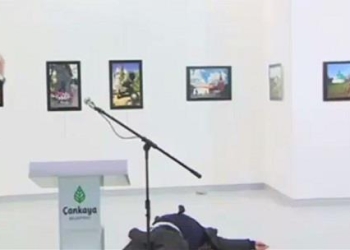 “مصور اسوشيتد برس ” يسرد ادق تفاصيل لحظة اغتيال السفير الروسي بتركيا
