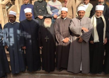 ممثلو الأزهر والأوقاف يُقدمان التعازي لأسقف سوهاج