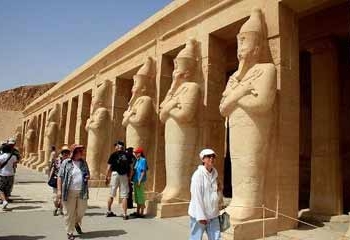 وزارة السياحة ستمنح  الفائزين بمساقة الدراسات السياحة  جوائز مالية