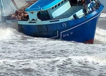 بالصور.. لحظة انقاذ مركب علي متنها ١٤ صياد قبل الغرق في بحر رشيد