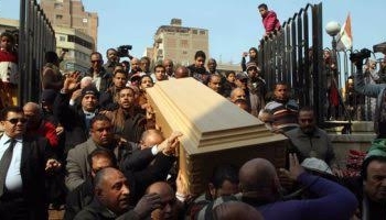 وصول جثمان الفنانة كريمة مختار إلى مسجد عمرو بن العاص لاداء صلاة الجنازة 