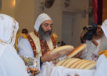 الأنبا بيمن يترأس قداس الأربعين للقمص أنطون بقوص  