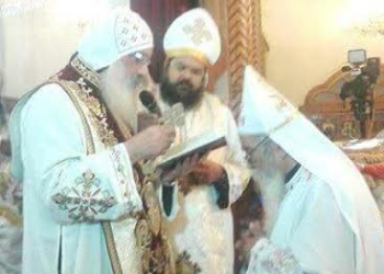 الأنبا يوساب يمنح درجة القمصية لكاهن بالأقصر 