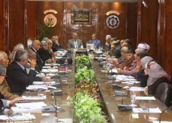 محافظ السويس يناشد المواطنين بالإبلاغ عن أي محتكر للسلع