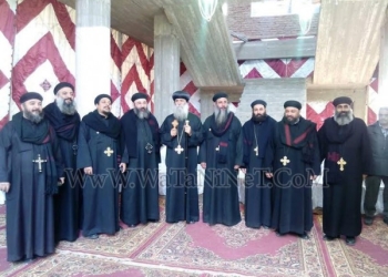 وفود رسمية وشعبية تهنئ الأنبا بيمن بالعيد في قوص