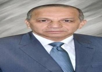 محامى يقوم بتنظيف شارعه بقرية ميت الحوفيين
