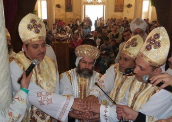 الأنبا صليب يسيم ثلاثة كهنة جدد بميت غمر