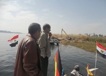 إزالة ورد النيل والحشائش بنيل الأقصر
