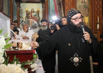 الأنبا يوليوس يترأس صلاة جناز القس مرقس مؤنس بالمنيل