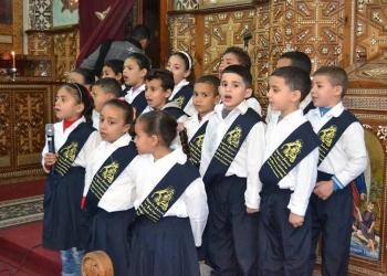 الأنبا ديمتريوس يكرم أطفال إيبارشيته المتميزين في اللغة القبطية