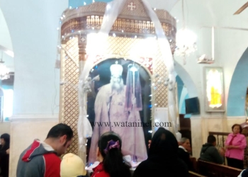 حشود تتوافد لأخذ بركة رداءالبابا كيرلس بقنا 