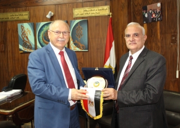 رئيس جامعة طنطا يُهدي درع الجامعة لأمين عام اتحاد الجامعات العربية