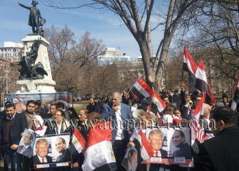 بالصور والفيديو.. شاهد كيف استقبل المصريون “السيسي” أمام البيت الأبيض