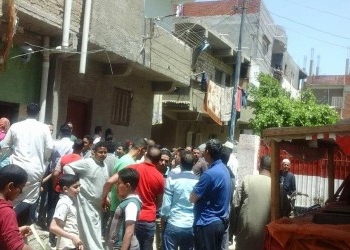 جيران “حبيبة” ضحية التعذيب يتجمهرون أمام منزلها بكفرالدوار