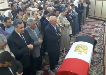 مدير أمن البحيرة يؤدي صلاة الجنازة على شهداء الشرطة بتفجير كنيسة الإسكندرية