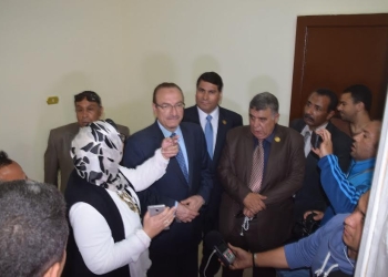  محافظ بني سويف يسلم 15 أسرة فقيرة منازلهم الجديدة