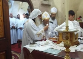الأنبا يوساب يُصلي قداس “التناصير” بدير المحارب 