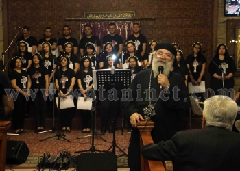“كورال “السماء الثانية” يقدم “عند الصليب
