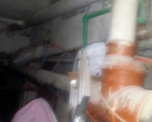 محل حلويات يجهز منتجاته في بدروم ببني سويف