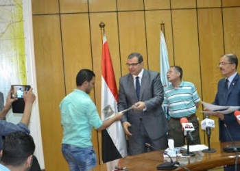 "سعفان يسلم 25 عاملا عقود للعمل بإحدى دول الخليج