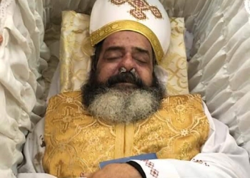 البابا تواضروس يعزي الأنبا بيمن في نياحة القمص ميخائيل عزيز