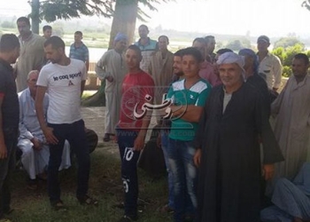 اقباط "كوم اللوفى" ينظمون وقفة أمام محافظة المنيا