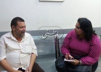 المحررة مع زوج السيدة أمل عوض أبو الخل بالمستشفي