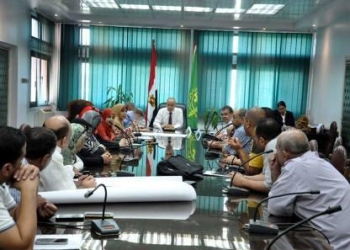 “عشماوي” يعقد اجتماعاً مع مسئولي التخطيط العمراني والمساحة