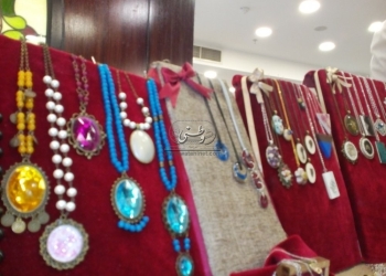 “ياسمين” طبخت السيراميك  لتصنع القلائد